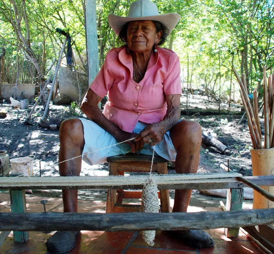 Mujer guane hilando fibra de fique